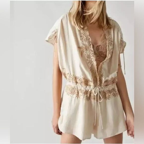 New Free People Weila Romper cream Floral Embroidered size M - Picture 1 of 4
